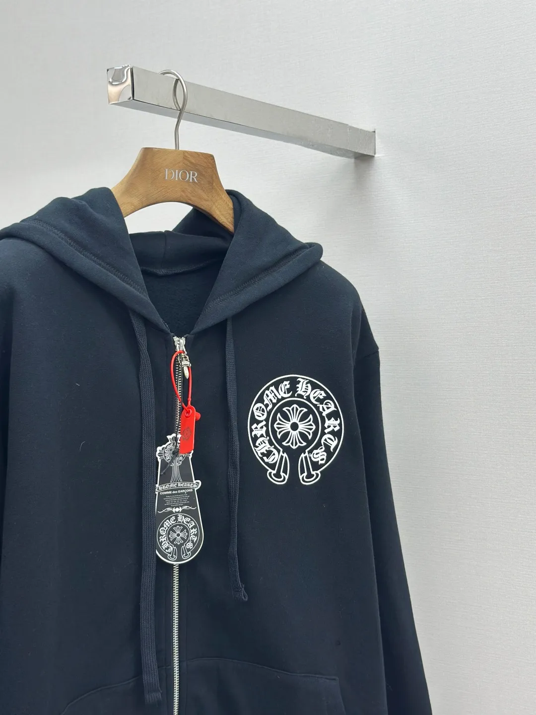 P480 Chrome Hearts letter-printed zipper jacket. Customized plain suede cotton. Delicate and smooth, comfortable and close to the skin. It is made of deep black as the base. Plain white lines are neatly cracked. The cross pattern on the front is precisely embellished on the chest, while the gray CH pattern is looming on the hem to control the visual focus. The scroll mantra is outlined on the back like an ancient seal. Ruggedness and sophistication coexist. The zippered hooded silhouette deconstructs the lazy drape carrying suede. A rock oracle that whispers that I am the rule. A rebellious ceremony about wearing and performing. Process 1: Use glue printing. The printing is modified three times by the film screen. Use glue liquid paint to print the pattern on the fabric. Bake the fabric to fix the printing pattern. Process 2: The fabrics are washed and have a better hand feel. Not easy to deform. Not easy to shrink. Not easy to fade. Maintain long-term beauty. Accessories: Customized CH zipper. Customized CH trademark. Version: Loose version. Size: S M L XL